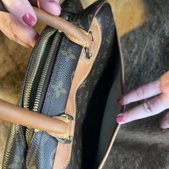 LV Deauville Handbag. Preowned condition. - Picture 5 of 7